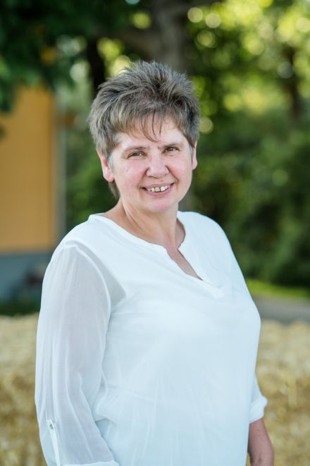 Verkäuferin im Hofladen - Wagner Hofmolkerei und Geflügelhof