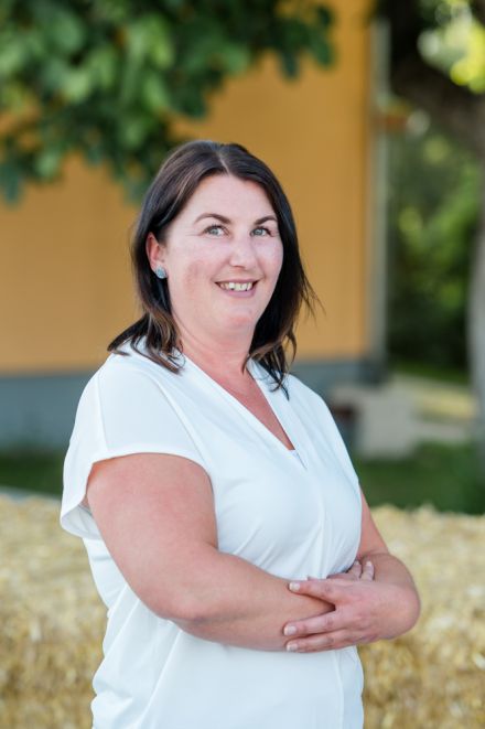 Verkäuferin im Hofladen - Wagner Hofmolkerei und Geflügelhof