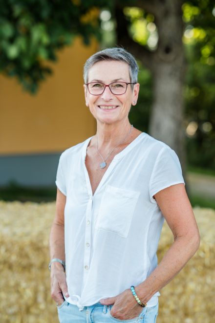 Verkäuferin im Hofladen - Wagner Hofmolkerei und Geflügelhof