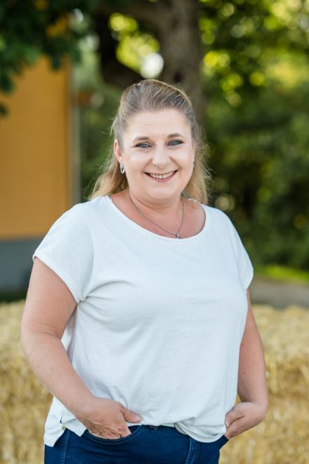 Verkäuferin im Hofladen - Wagner Hofmolkerei und Geflügelhof