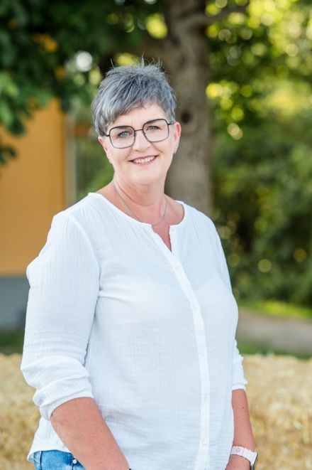 Verkäuferin im Hofladen - Wagner Hofmolkerei und Geflügelhof