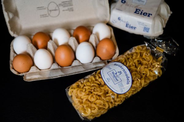Vier Packungen Eiernudeln in verschiedener Form